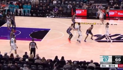 官方网站-手感来了怎么投都进！三球接锅三分 踩着logo直接压哨扔进！